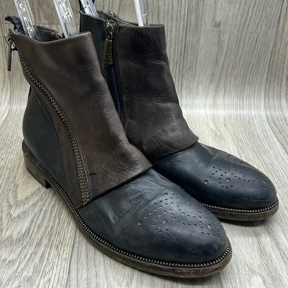 LA BOTTEGA DI LISA Blk & Brn Ankle Boots